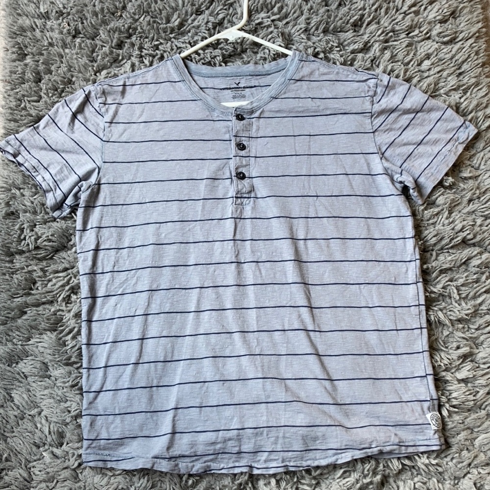 gray american eagle shirt